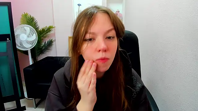 Snapshot of Persephoni chatting on 03.02.25 Persephoni online show from 03.02.25