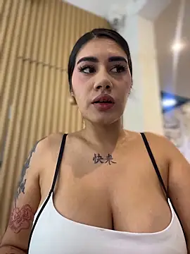 Snapshot of clarachanelricek chatting on 12.19.25 clarachanelricek online show from 12.19.25