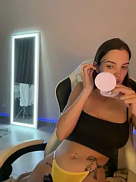 Snapshot of julia_fly chatting on 05.22.26 julia fly online show from 05.22.26