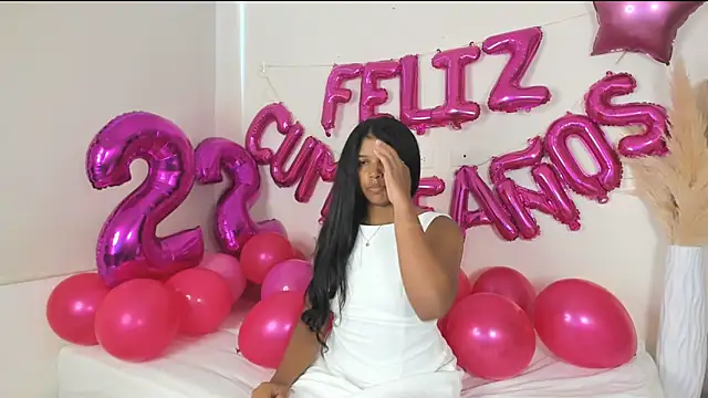 Snapshot of ZOEGARNER01 chatting on 12.21.25 ZOEGARNER01 online show from 12.21.25