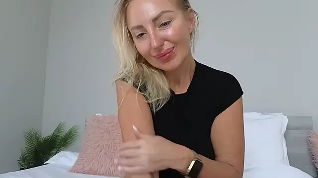 Snapshot of Allys chatting on 09.09.25 Allys online show from 09.09.25