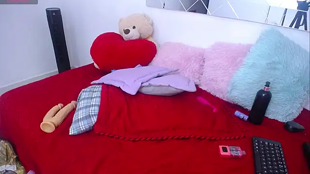 Snapshot of miaa-lee chatting on 02.15.25 miaa-lee online show from 02.15.25