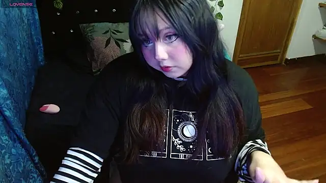 Snapshot of litlle_cat chatting on 11.28.25 litlle cat online show from 11.28.25