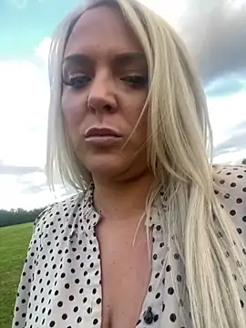 Snapshot of Bustyblondebabe32 chatting on 06.18.26 Bustyblondebabe32 online show from 06.18.26