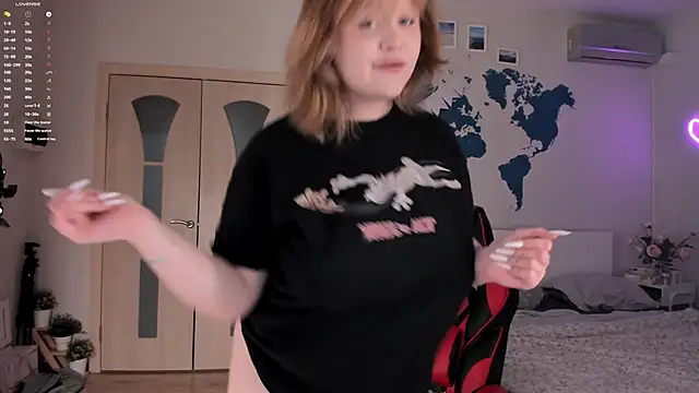 Snapshot of LisaLaas chatting on 12.21.24 LisaLaas online show from 12.21.24