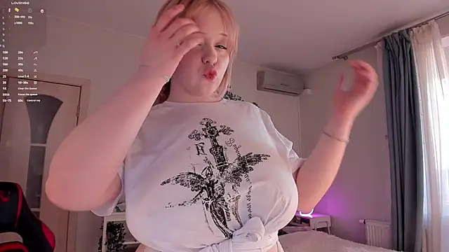 Snapshot of LisaLaas chatting on 03.21.25 LisaLaas online show from 03.21.25