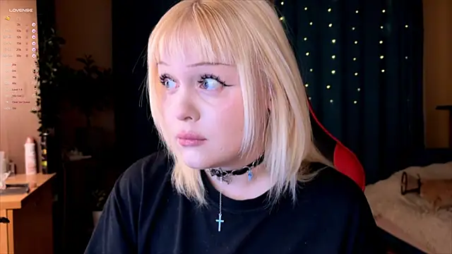 Snapshot of LisaLaas chatting on 10.02.25 LisaLaas online show from 10.02.25