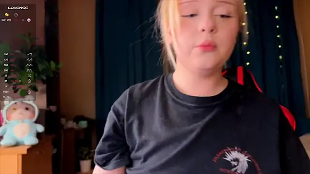 Snapshot of LisaLaas chatting on 10.03.25 LisaLaas online show from 10.03.25