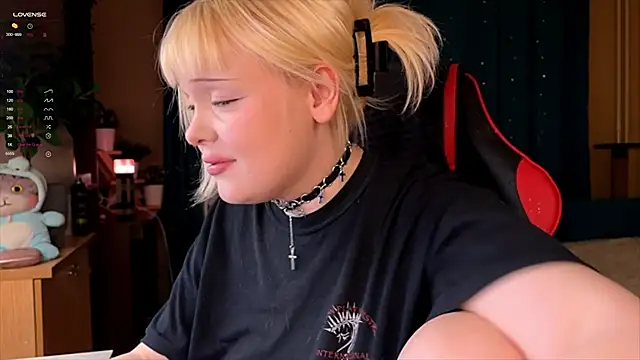 Snapshot of LisaLaas chatting on 10.09.25 LisaLaas online show from 10.09.25