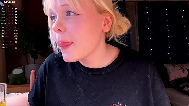 Snapshot of LisaLaas chatting on 12.14.25 LisaLaas online show from 12.14.25