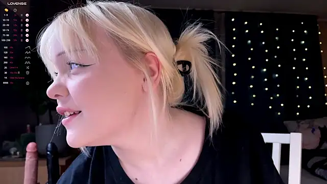 Snapshot of LisaLaas chatting on 12.16.25 LisaLaas online show from 12.16.25