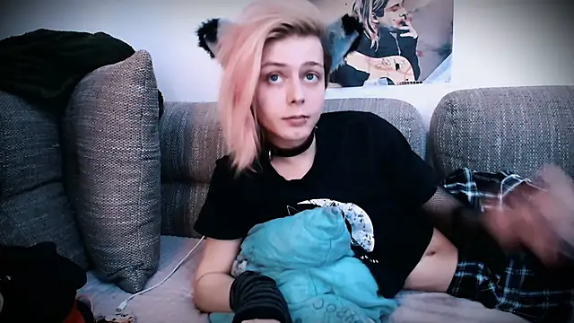 Snapshot of Littlepinkcat chatting on 10.27.25 Littlepinkcat online show from 10.27.25