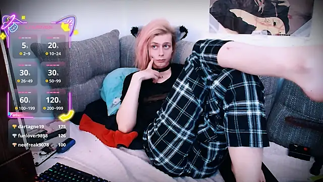 Snapshot of Littlepinkcat chatting on 10.28.25 Littlepinkcat online show from 10.28.25