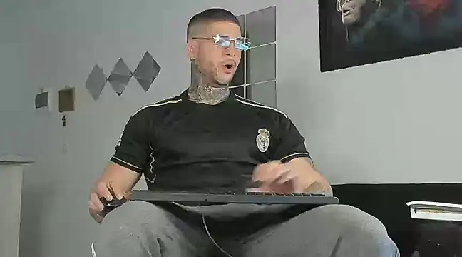 Snapshot of _jamesleandros1 chatting on 02.28.25 jamesleandros1 online show from 02.28.25