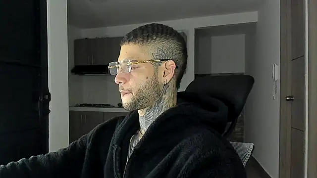 Snapshot of _jamesleandros1 chatting on 09.10.25 jamesleandros1 online show from 09.10.25