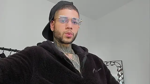 Snapshot of _jamesleandros1 chatting on 10.08.25 jamesleandros1 online show from 10.08.25