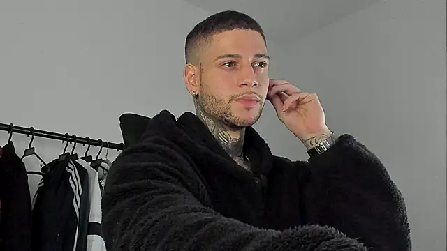 Snapshot of _jamesleandros1 chatting on 10.16.25 jamesleandros1 online show from 10.16.25