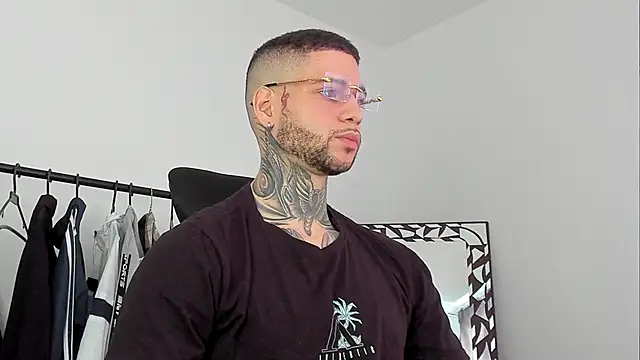 Snapshot of _jamesleandros1 chatting on 10.29.25 jamesleandros1 online show from 10.29.25