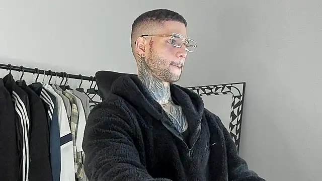 Snapshot of _jamesleandros1 chatting on 11.25.25 jamesleandros1 online show from 11.25.25