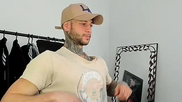 Snapshot of _jamesleandros1 chatting on 12.13.25 jamesleandros1 online show from 12.13.25