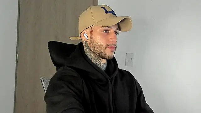 Snapshot of _jamesleandros1 chatting on 12.22.25 jamesleandros1 online show from 12.22.25