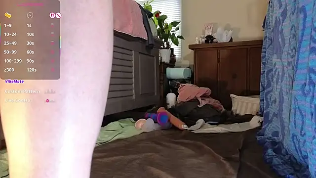 Snapshot of LoveSaraChristine chatting on 10.27.25 LoveSaraChristine online show from 10.27.25