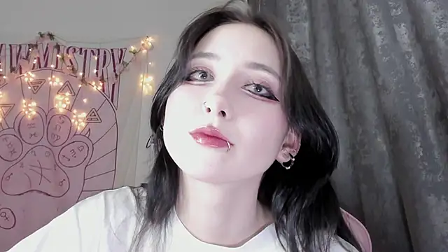 Snapshot of Holy420lolii chatting on 10.25.25 Holy420lolii online show from 10.25.25