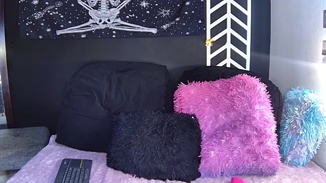 EvangelineCors online show from 03.15.25