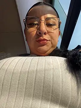 Abril Luv online show from 03.11.25