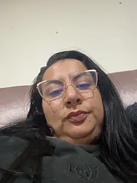 Abril Luv online show from 11.28.25