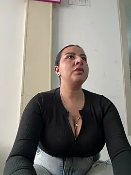 Abril Luv online show from 08.03.26