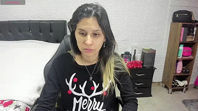 Snapshot of lauren_ashlee chatting on 12.31.24 lauren ashlee online show from 12.31.24