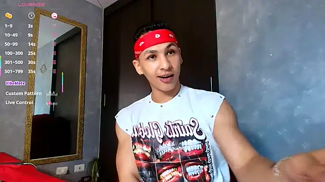 Snapshot of liuscast22 chatting on 11.04.25 liuscast22 online show from 11.04.25