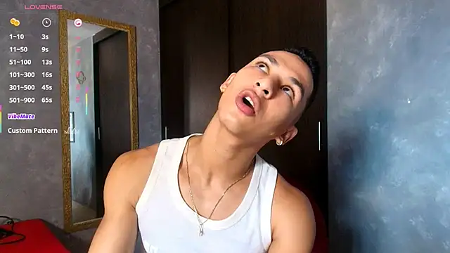 Snapshot of liuscast22 chatting on 11.19.25 liuscast22 online show from 11.19.25