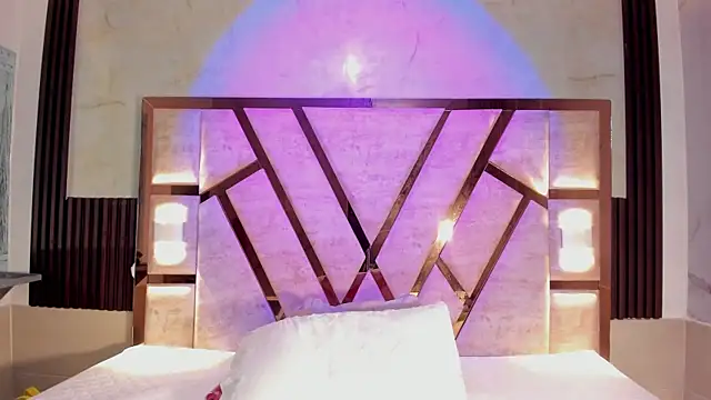 Athenea Mills online show from 12.16.25