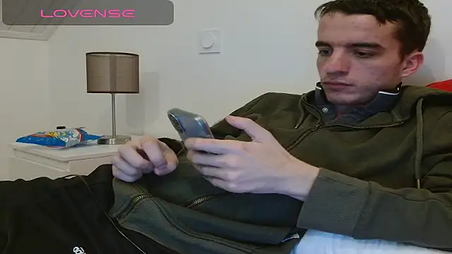 Snapshot of Tombgy07 chatting on 12.04.25 Tombgy07 online show from 12.04.25