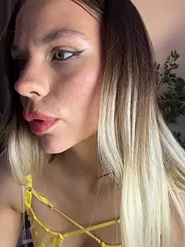 Snapshot of KittyKatyDream chatting on 03.14.25 KittyKatyDream online show from 03.14.25