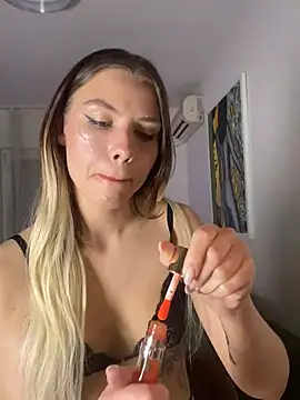 Snapshot of KittyKatyDream chatting on 03.19.25 KittyKatyDream online show from 03.19.25