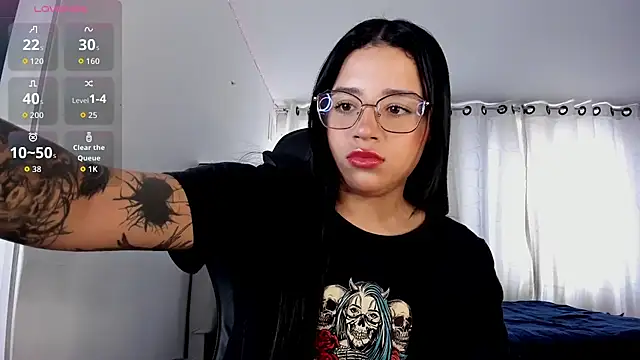 Snapshot of aliice_walker_ chatting on 11.04.25 aliice walker online show from 11.04.25