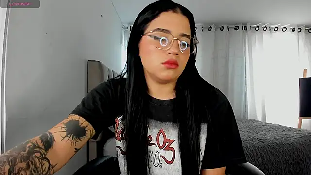 Snapshot of aliice_walker_ chatting on 11.16.25 aliice walker online show from 11.16.25