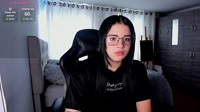 Snapshot of aliice_walker_ chatting on 11.26.25 aliice walker online show from 11.26.25