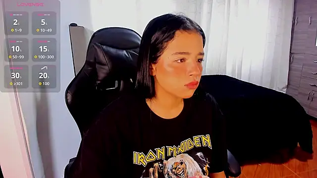 Snapshot of aliice_walker_ chatting on 12.22.25 aliice walker online show from 12.22.25