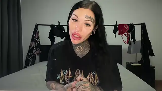 Snapshot of claudiacvc95 chatting on 11.06.25 claudiacvc95 online show from 11.06.25