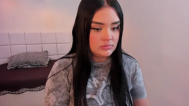 Snapshot of martinasaez chatting on 11.26.25 martinasaez online show from 11.26.25