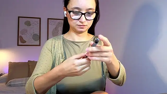 Snapshot of leyla_babe chatting on 12.18.24 leyla babe online show from 12.18.24