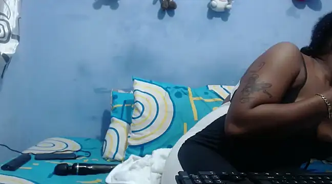 Snapshot of ebony_cristal1 chatting on 01.28.25 ebony cristal1 online show from 01.28.25