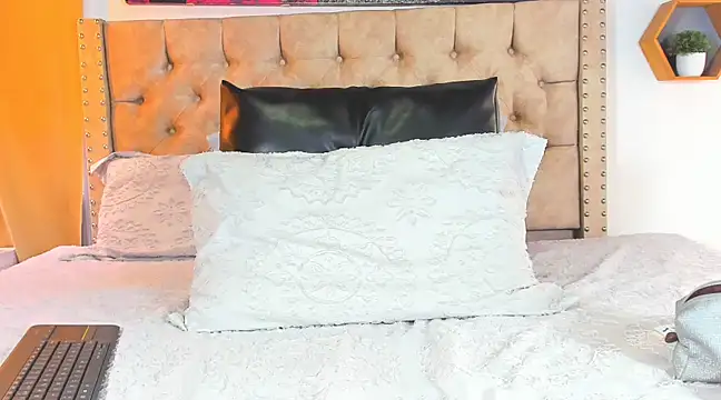 Snapshot of KeryHillson chatting on 03.01.25 KeryHillson online show from 03.01.25