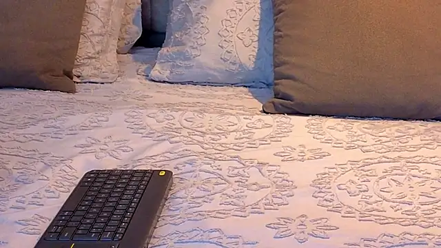 Snapshot of KeryHillson chatting on 12.04.25 KeryHillson online show from 12.04.25