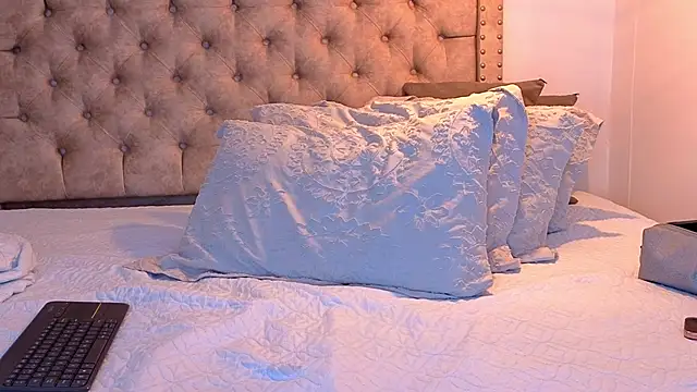 Snapshot of KeryHillson chatting on 12.14.25 KeryHillson online show from 12.14.25