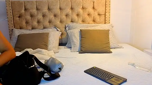 Snapshot of KeryHillson chatting on 12.22.25 KeryHillson online show from 12.22.25